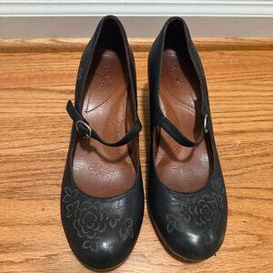 Naya Chalice Black Mary Janes with Floral Etching 8.5 N